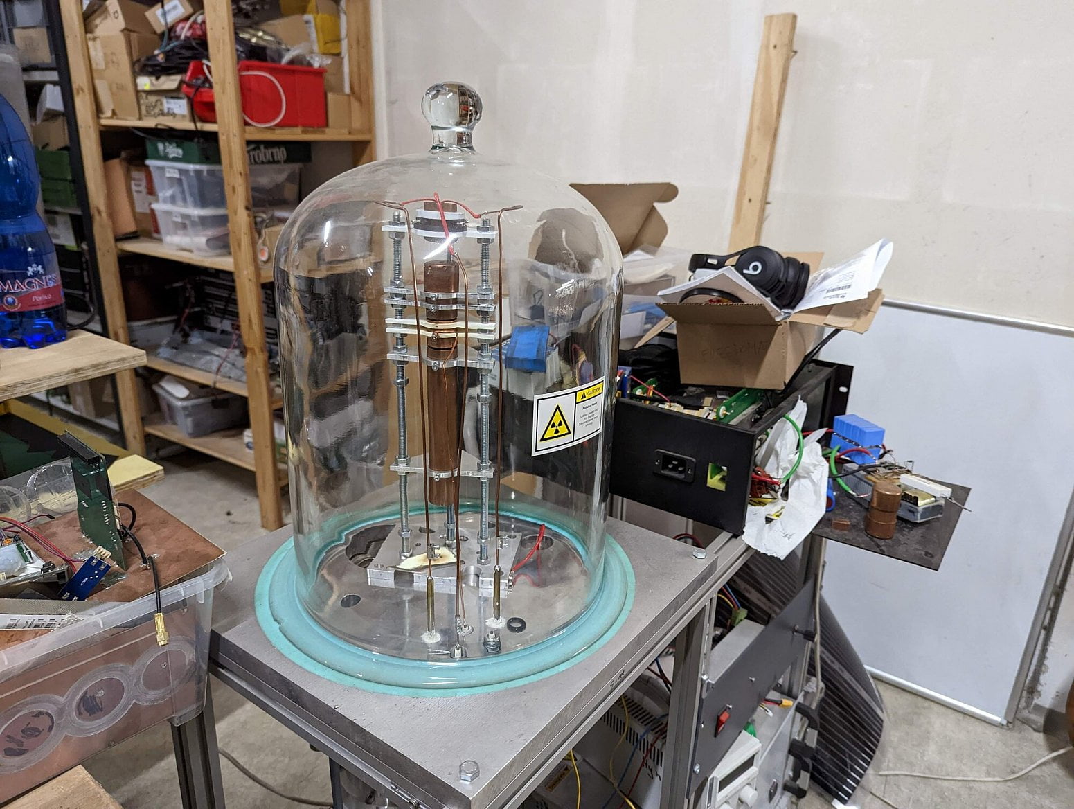 Prototyp 3D tiskárny spékající kovový prášek elektronovým paprskem.