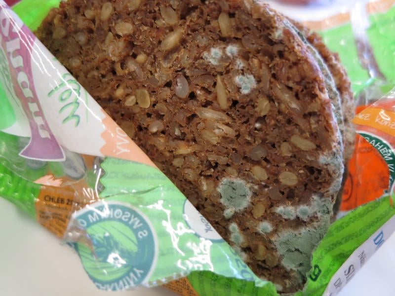 Žluklá chuť a vůně, zatuchlost, plíseň, ale i škůdci se vyskytovali na trvanlivých pekařských výrobcích