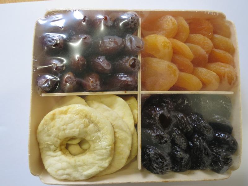 Košík MIX12 - směs sušeného ovoce. Kategorie: Nebezpečné potraviny. Nevyhovující parametr: škůdci, vůně. Ve výrobku byl zjištěn výskyt drobných živých i mrtvých škůdců. Výrobek zapáchal po kvašení. Země výroby: Slovensko. Místo kontroly: Tesco Stores ČR a.s. Trutnov