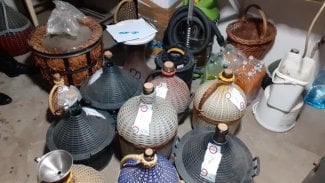 Demižony s nelegálním alkoholem postavené v místnosti