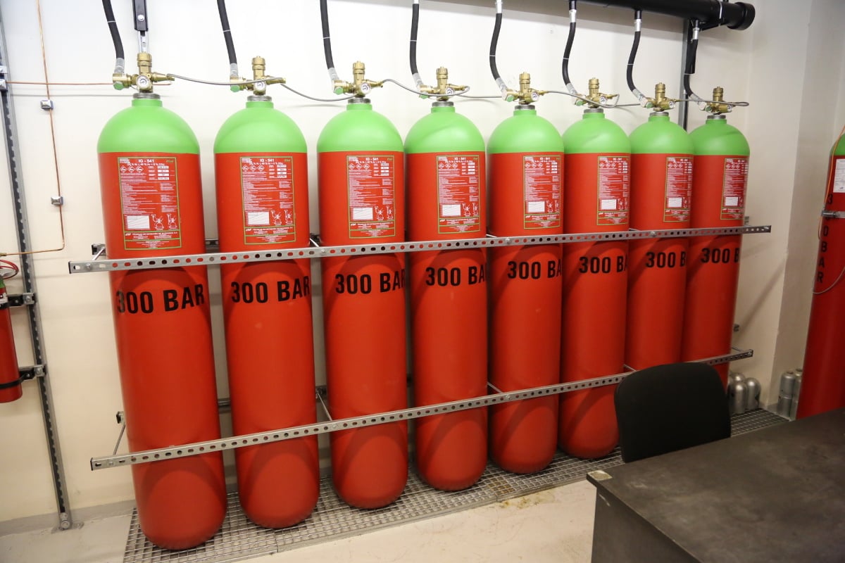 I kdybyste se ocitli v místnosti naplněné hasicím plynem, nemusíte se bát o život, vysvětluje Záruba. Dýchat se dá, ale je to jako ve vysokých horách - z nedostatku kyslíku se zadýcháváte.