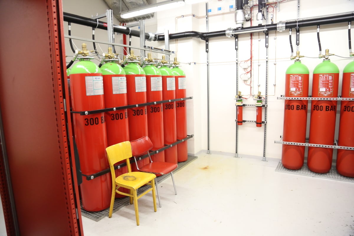 Místnost s hasicím systémem. Pokud jste už navštívili třeba nějaké datacentrum, nic moc vás tady nepřekvapí, hašení inertním plynem je standard.