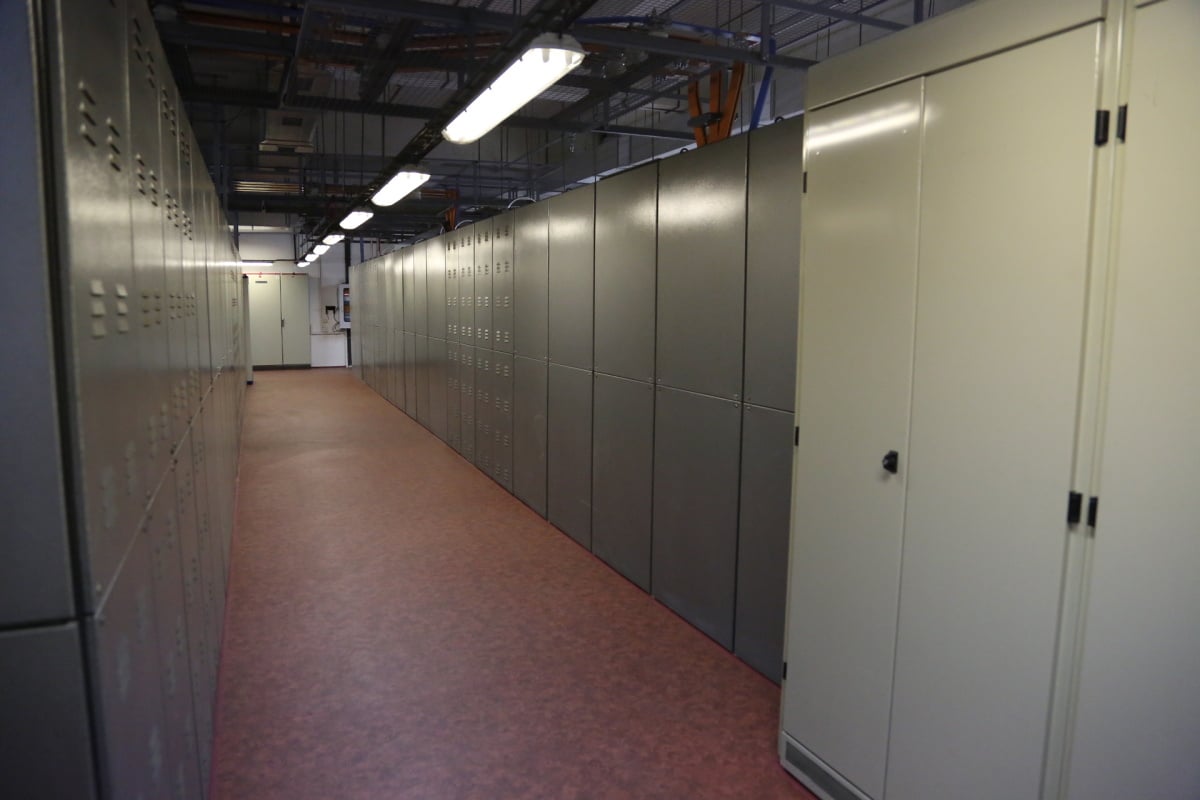 Skříně jsou často ještě původní, ale technologie je vesměs vyměněná. Od původního hliníku se přešlo na měď a prvky ve skříních jsou také nové.