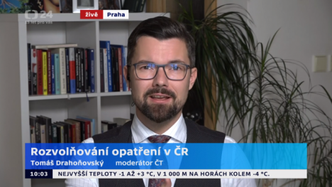 Náhledový obrázek - Natáčet se dá i v peřinovém bunkru. Jak televize a rádia zvládají vysílání z domova