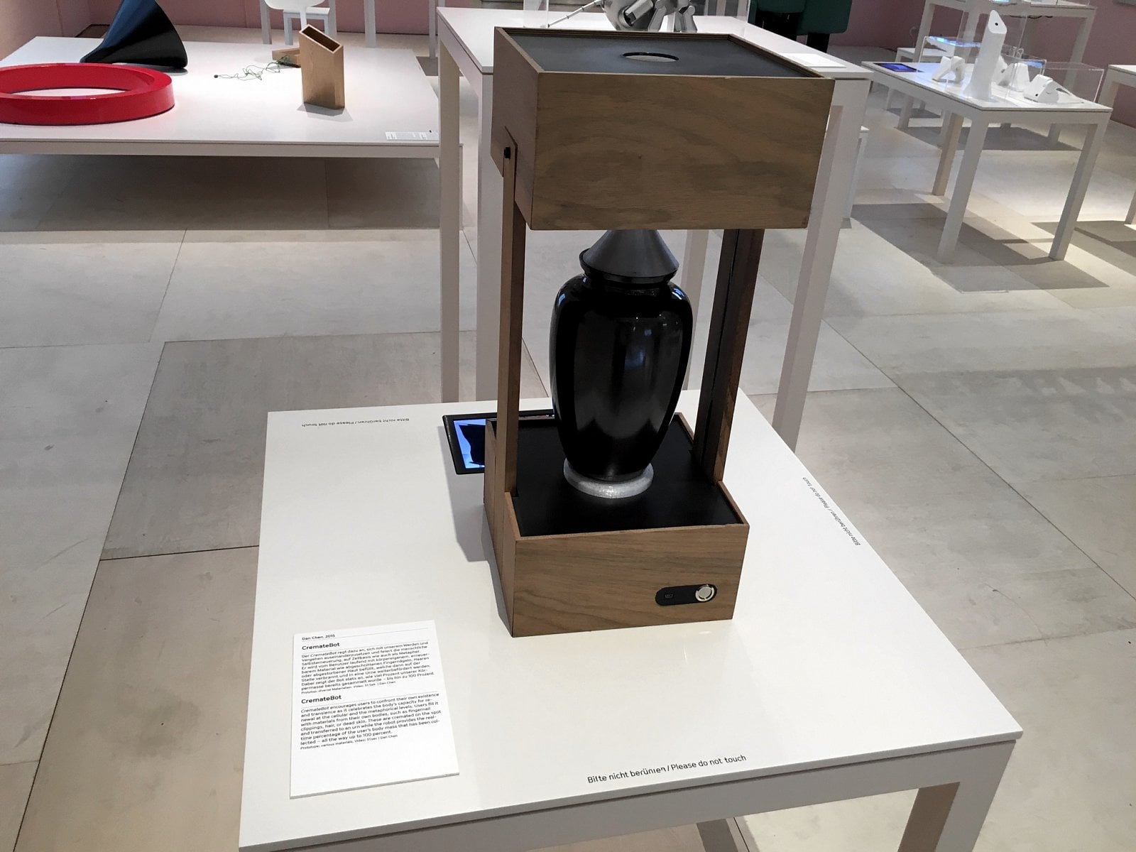 Roboti se hodí i v pohřebnictví. Tahle malá kremační pícka umožní postupně spalovat různé kousky těl, které odumřou již během života.