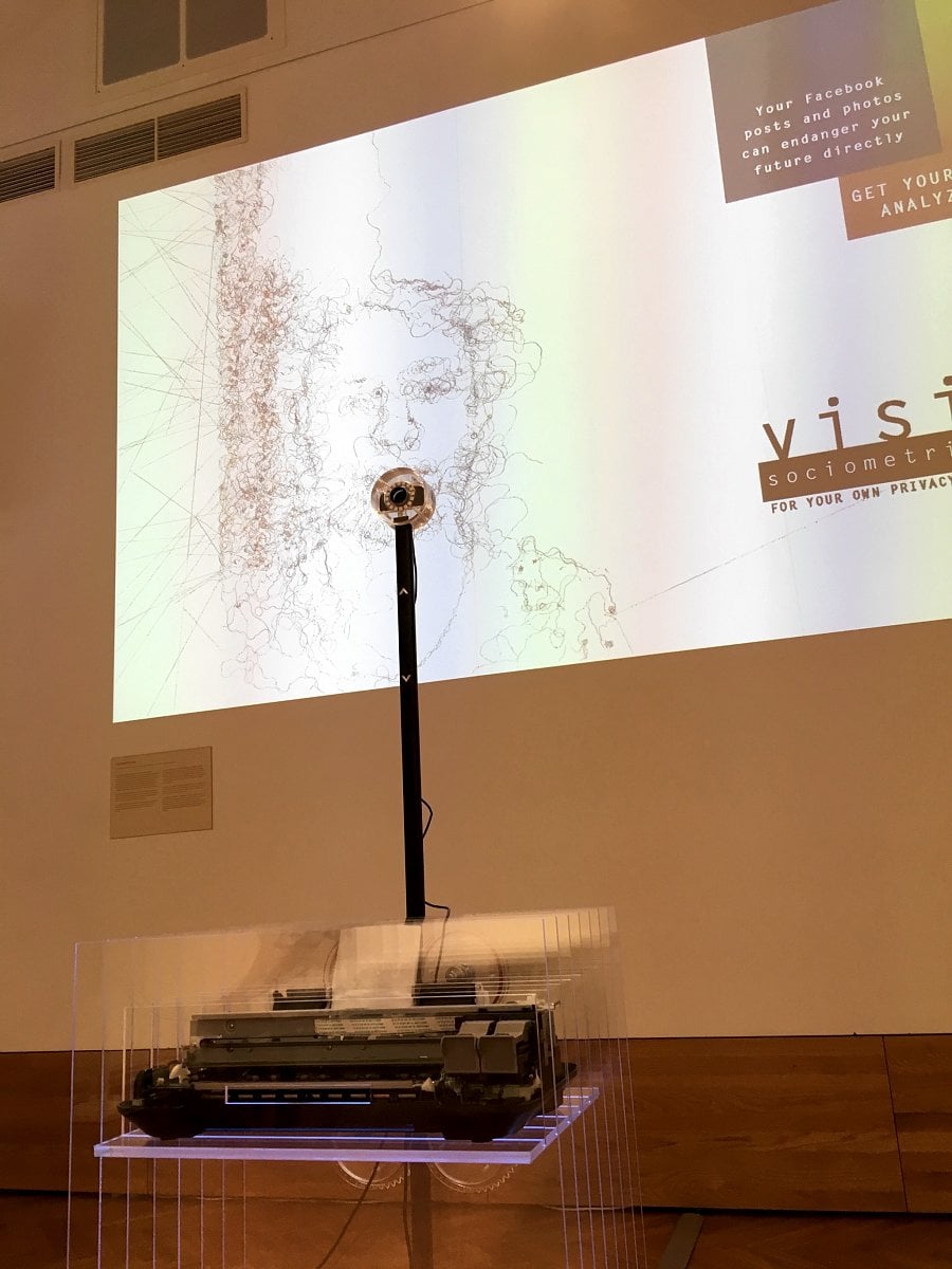 Expozice v suterénu je věnována tomu, jak se srovnáváme s tím, že žijeme v království GAFTA (Google-Apple-Facebook-Twitter-Amazon).