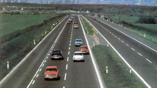 Náhledový obrázek - Až budete stát v koloně na D1, můžete slavit. Dálniční propojení Prahy a Bratislavy se otevřelo před 45 lety