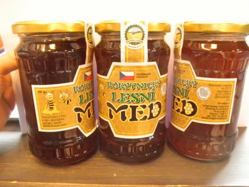 4 LUCK, STODOLA, Nové Město nad Metují: Rokytnický med lesní květový - ve výrobku byl zjištěn nepovolený přídavek barviva amoniak - sulfitový karamel. Do medu nesmí být přidány, s výjimkou jiného druhu medu, žádné jiné látky včetně přídatných látek. Výrobce: Včelí farma Rokytník, Hronov