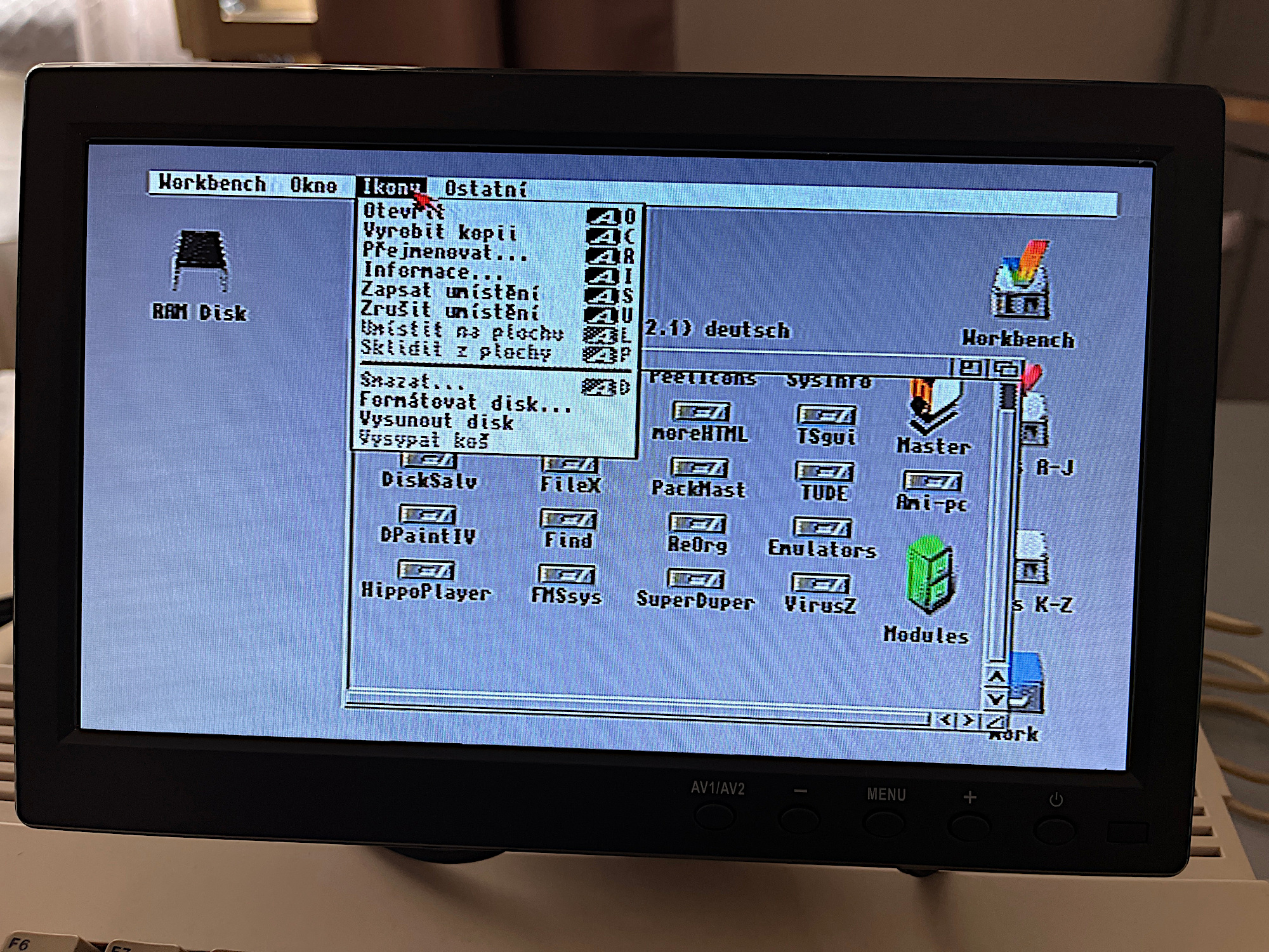 A již běžící AmigaOS 3.2, ofoceno z obrazovky. Otevřena systémová nabídka, zde je dobře vidět, že systém je v češtině.
