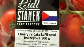 Rajčata s nečeskou vlajkou z Lidlu