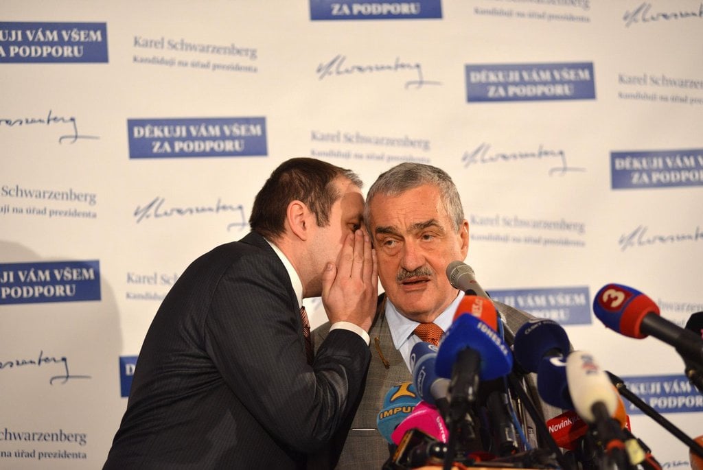 2010-07-schwarzenberg-se-s-klacky-pod-nohy-od-zemana-vypoc599c3a