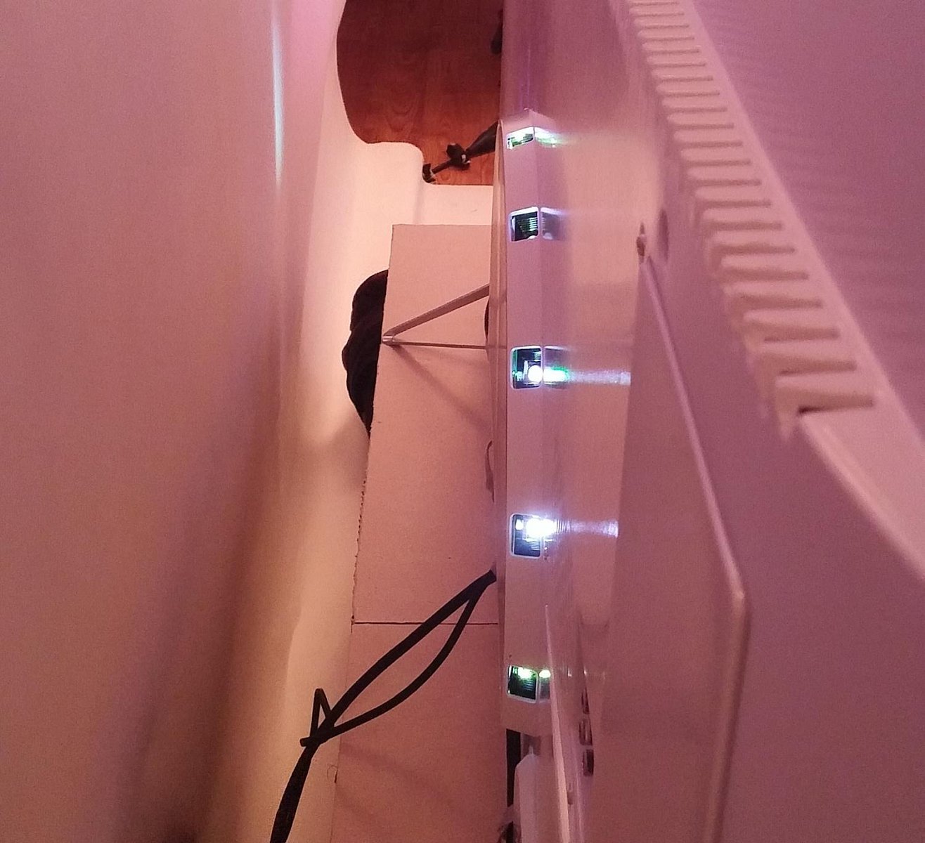 Detail projektorového systému osvětlení zadní strany televizoru, Ambilux.