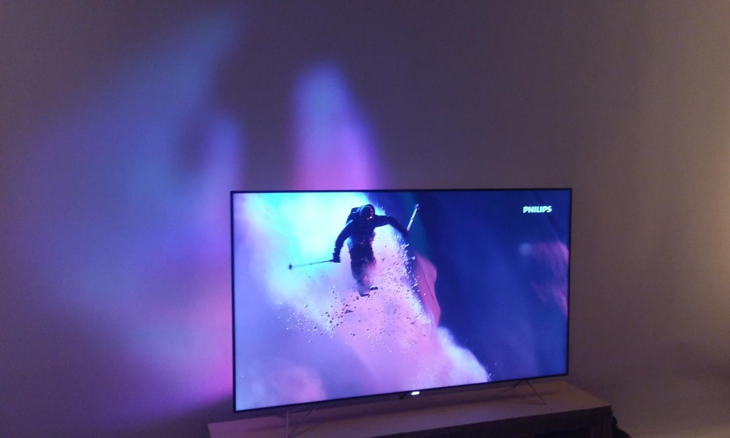 Projektorový Ambilux: na tomto snímku jasně vidíte promítnutí části obrazu na stěnu. Patřičně rozostřeného obrazu, ovšem.