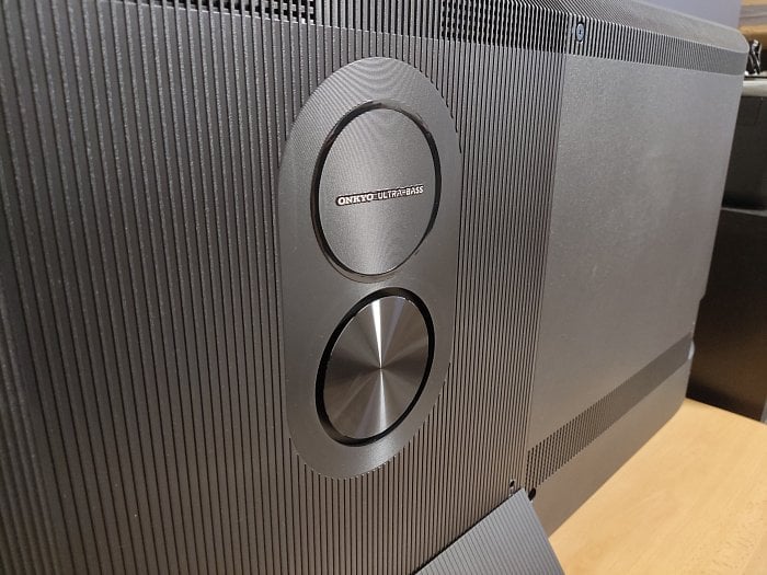 Zadní straně dominuje 30W subwoofer zbylé reproduktory míří směrem dolů (zdroj: Cnews)