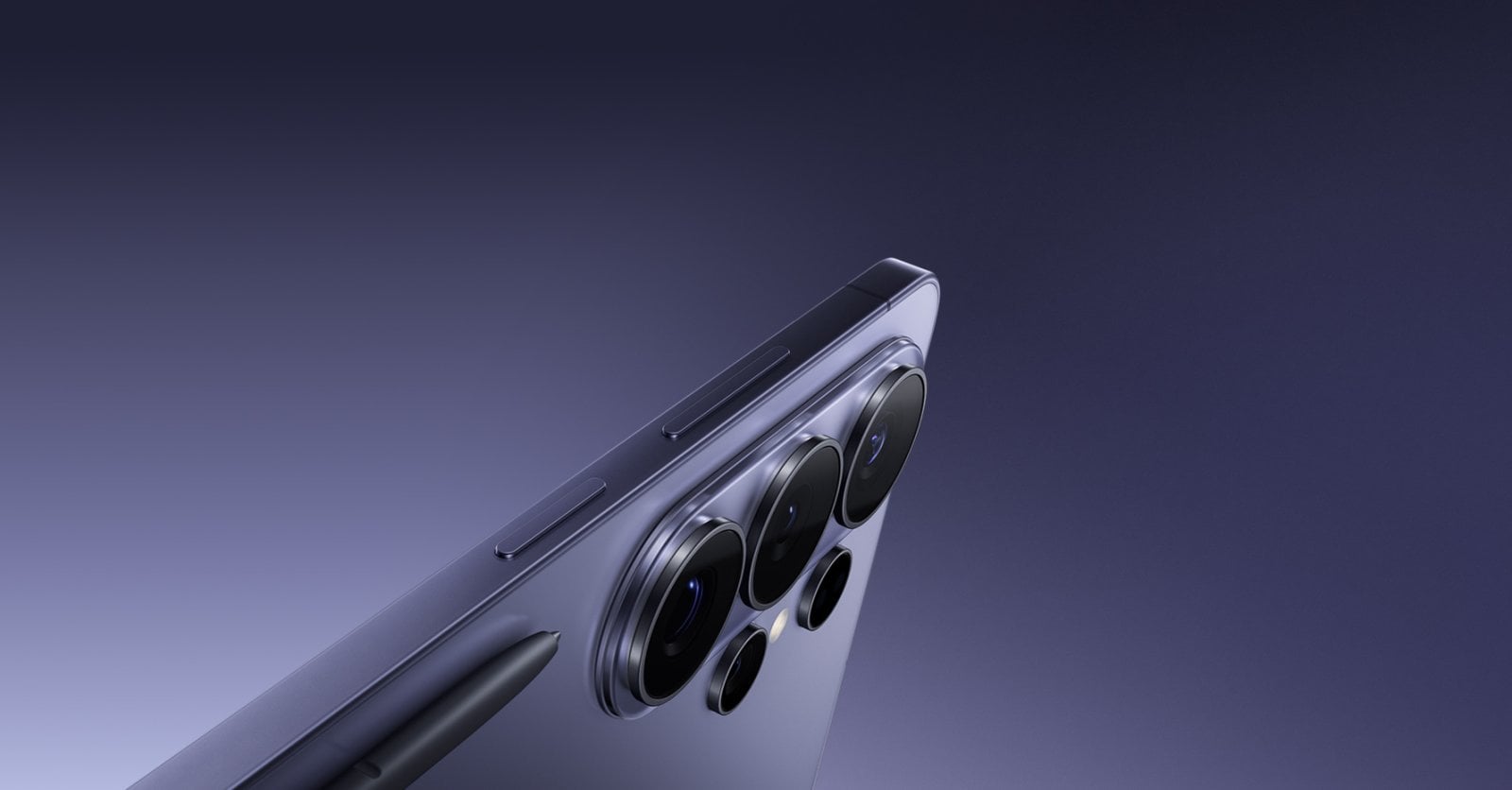 Detail zadní části fialového Galaxy S26 Ultra a pera S Pen.
