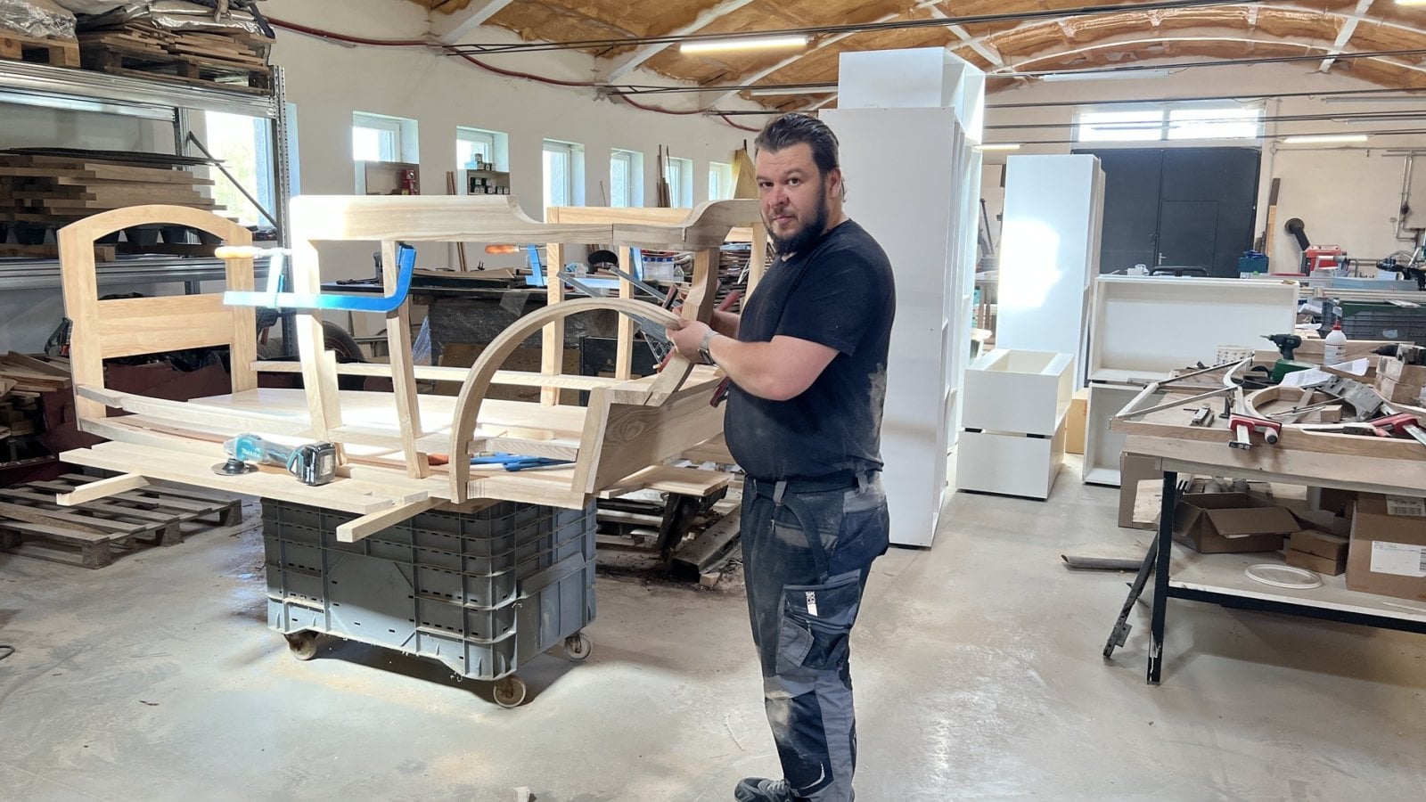 Majitel firmy Woodlives Martin Tichý ve své dílně