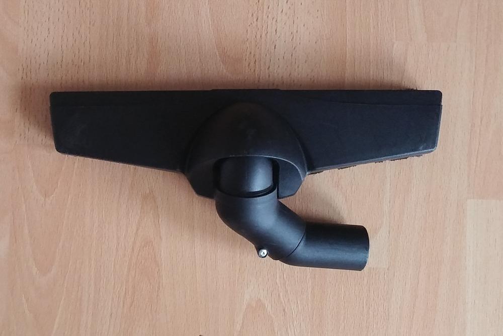 Flexibilní hubice na tvrdé podlahy (690 Kč) má kartáč široký 32 cm, je precizně výkyvná do všech směrů (připravil jsem raději více fotografií) a bez potíží zajede i pod nábytek začínající ve výšce necelých 90 mm od podlahy.