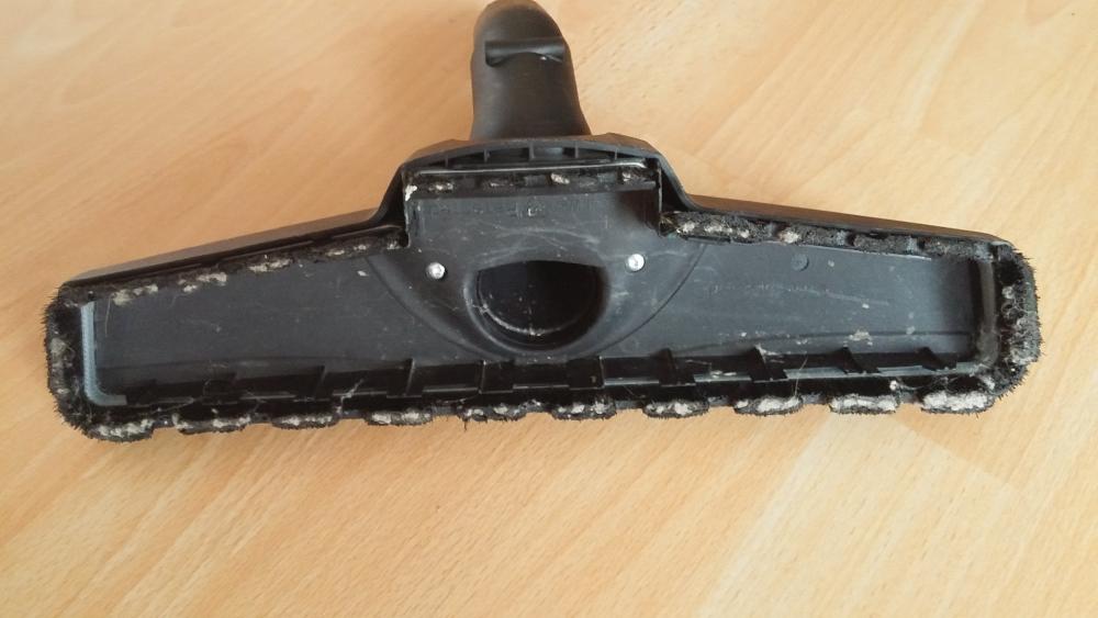 Štětiny hubice by mohly být trochu měkčí. Špatně se totiž čistí (vysávají) a je třeba je dočistit manuálně. Zbylé příslušenství bylo v tomto ohledu bez potíží