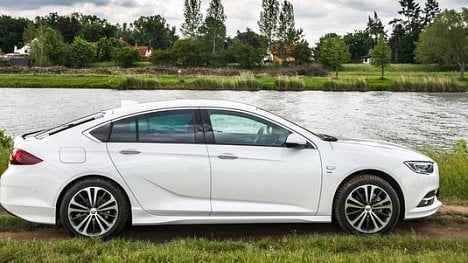 Náhledový obrázek - Nový Opel Insignia vstoupil na český trh. Zatopit chce Škodě Superb i BMW