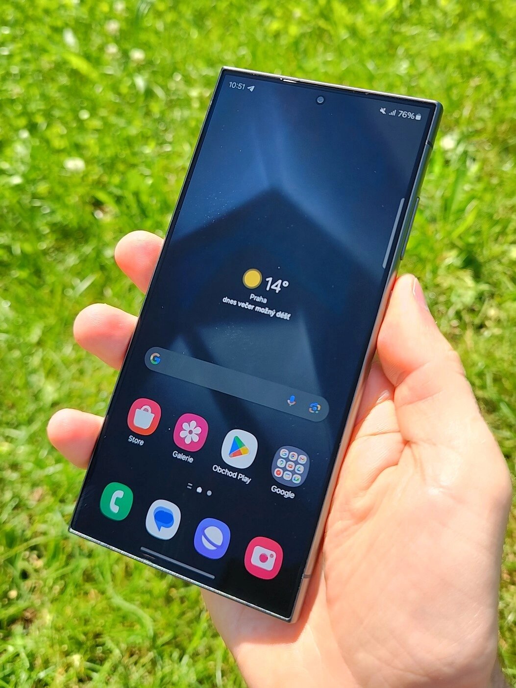 Přední 6,8" displej