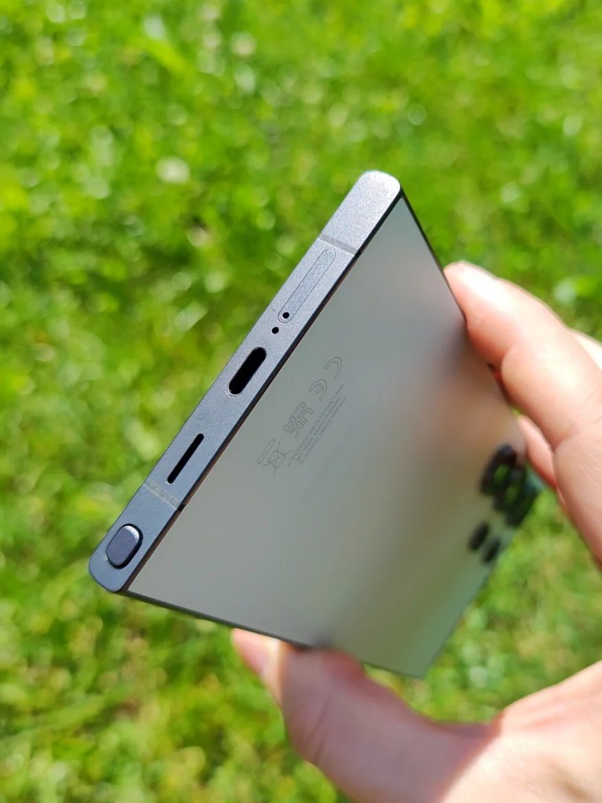 Spodní strana telefonu