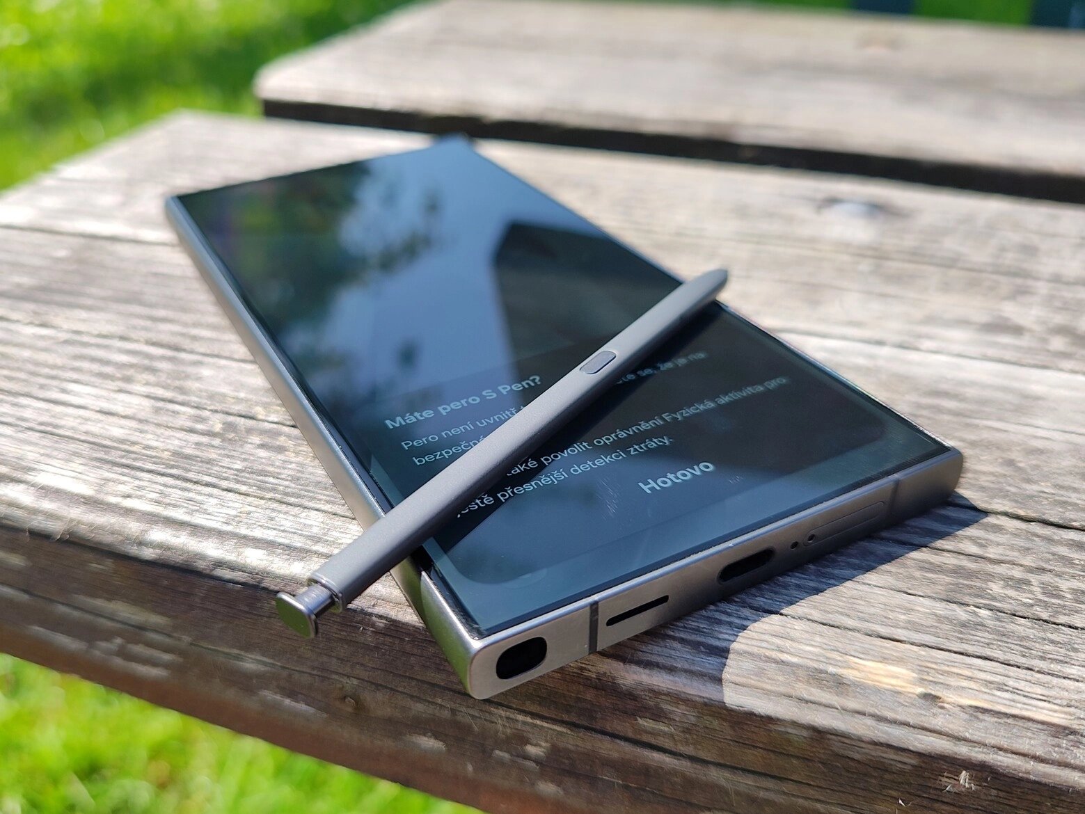 Ultra se oproti ostatním smartphonům série Galaxy S24 pyšní přítomností integrovaného stylusu