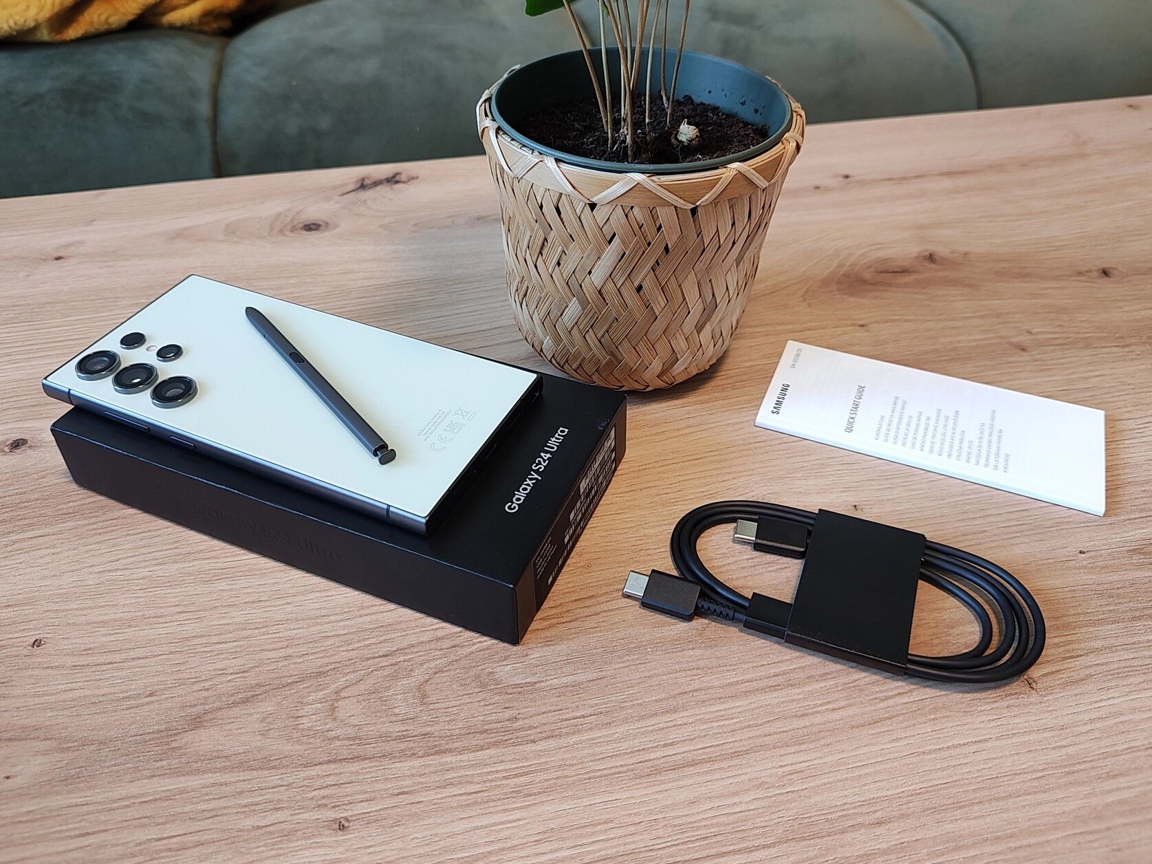 Balení Galaxy S24 Ultra je po vzoru Samsungu strohé