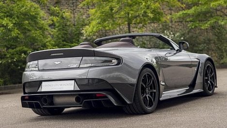 Náhledový obrázek - Aston Martin udělá, co zákazníkovi na očích uvidí. Třeba tento Vantage GT12 Roadster