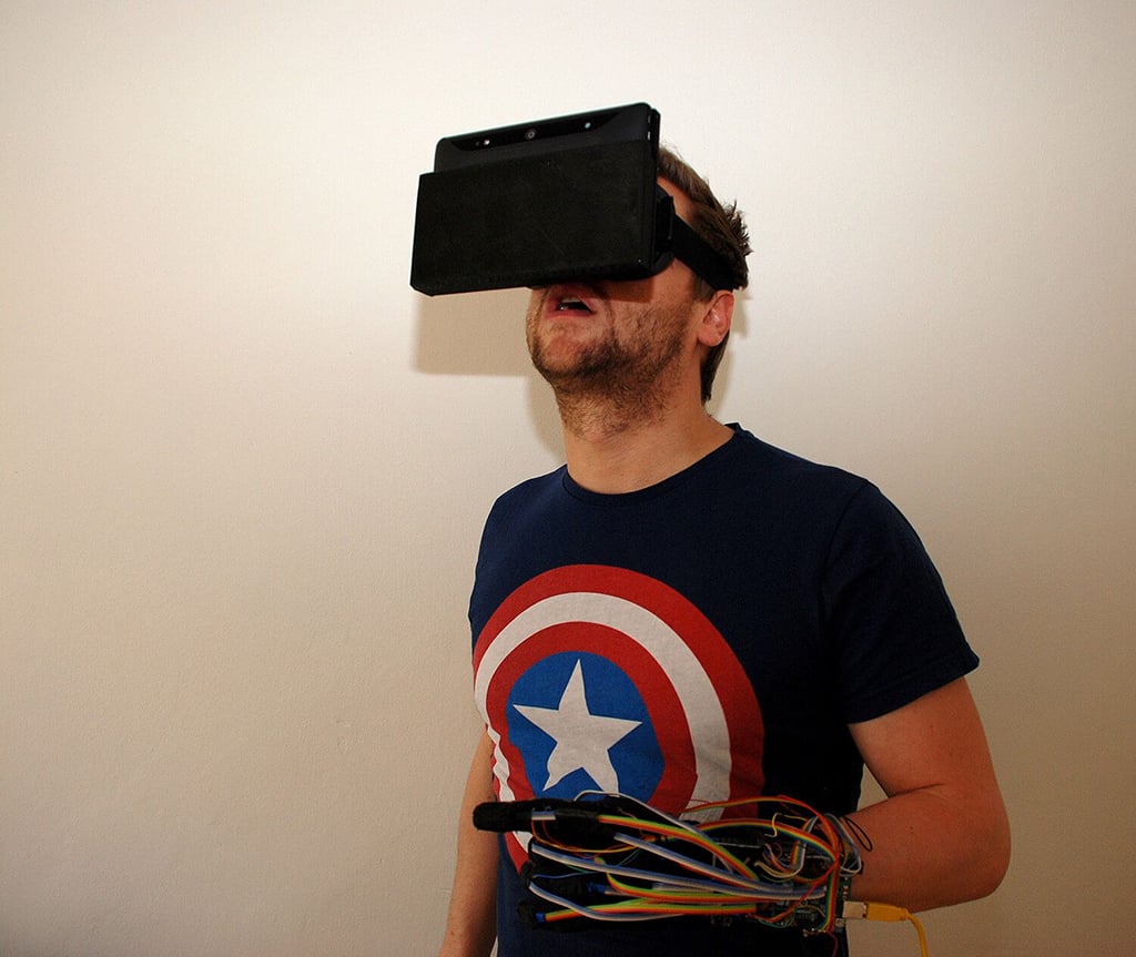 Zakladatel Phantom AR Mirek Burkoň s prototypek rukavice Phantom Touch.