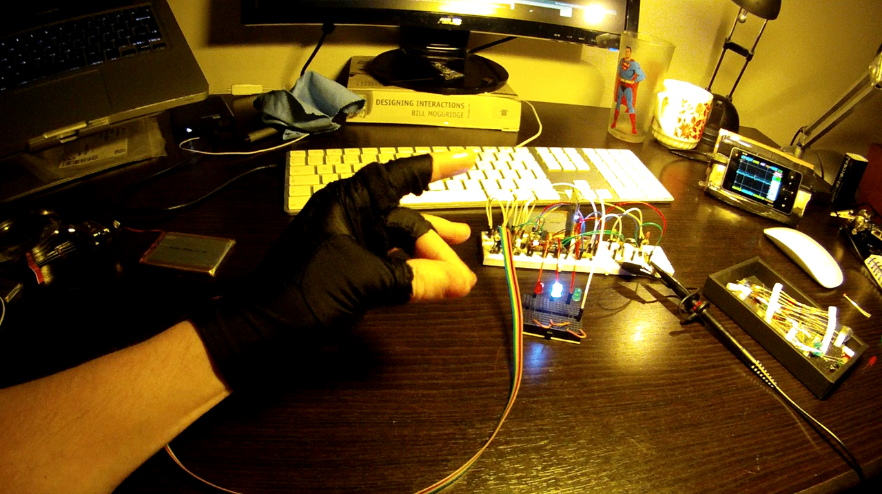 Historický prototyp rukavice Phantom Touch.