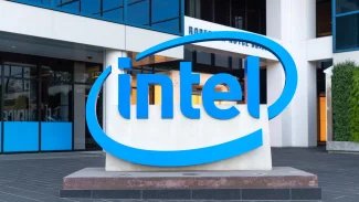 Logo společnosti Intel před jejím sídlem