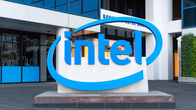 Logo společnosti Intel před jejím sídlem