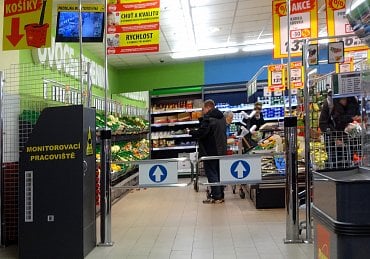 Monitorovací kamerové pracoviště v supermarketu.