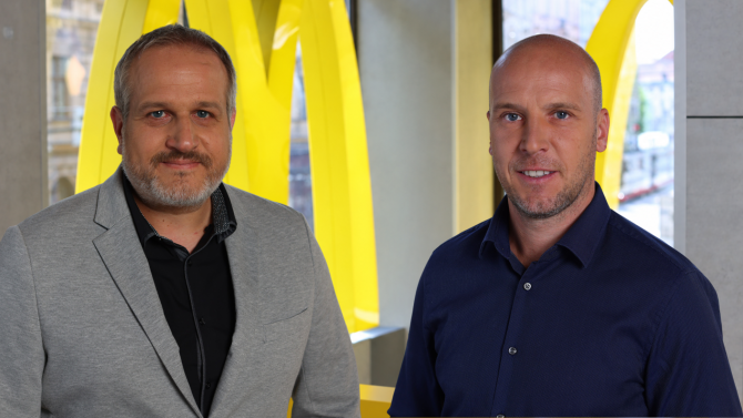 Šéf developmentu McDonald’s pro Česko a Slovensko Aleš Hrabák (vlevo) a provozní a franšízový ředitel Jaroslav Sedláček
