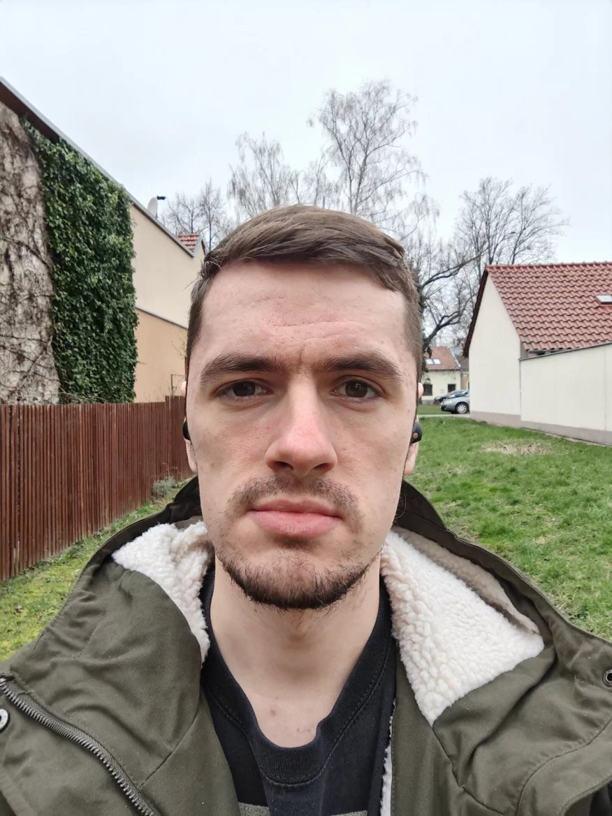 Selfie snímek skrze 16Mpx kameru