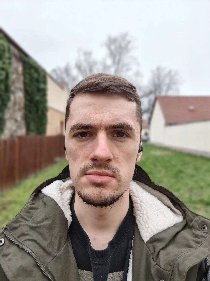 Selfie snímek s portrétním režimem skrze 16Mpx kameru