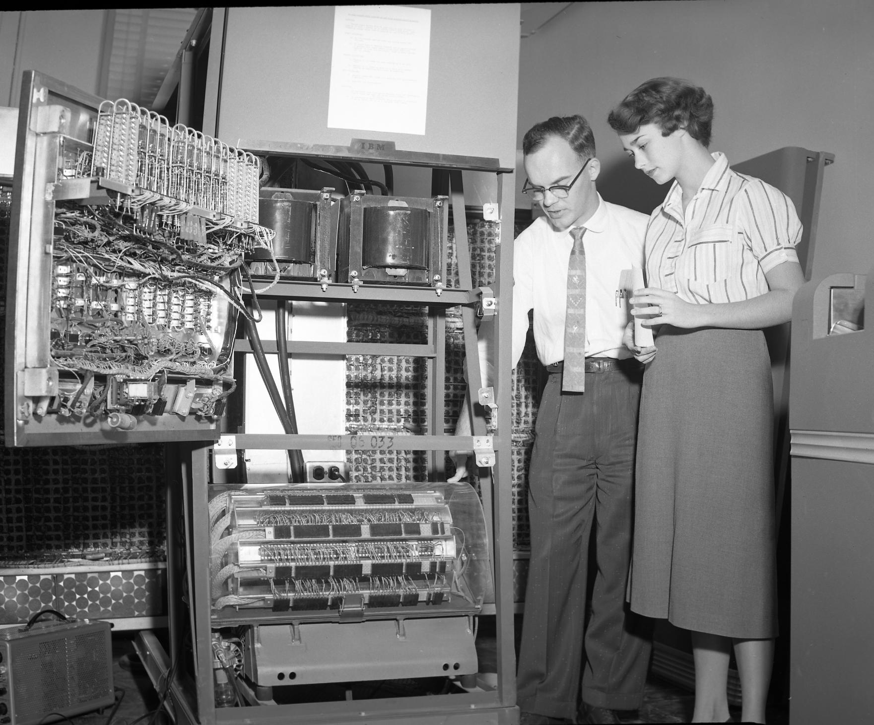 Otevřený počítač IBM 650 s bubnovou pamětí a dvojicí obsluhy