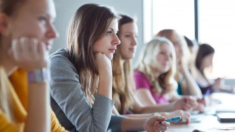Udělat si „vejšku“ se finančně vyplatí. Člověk s diplomem má po 10 letech v práci o polovinu vyšší mzdu než středoškolák, ukazuje průzkum