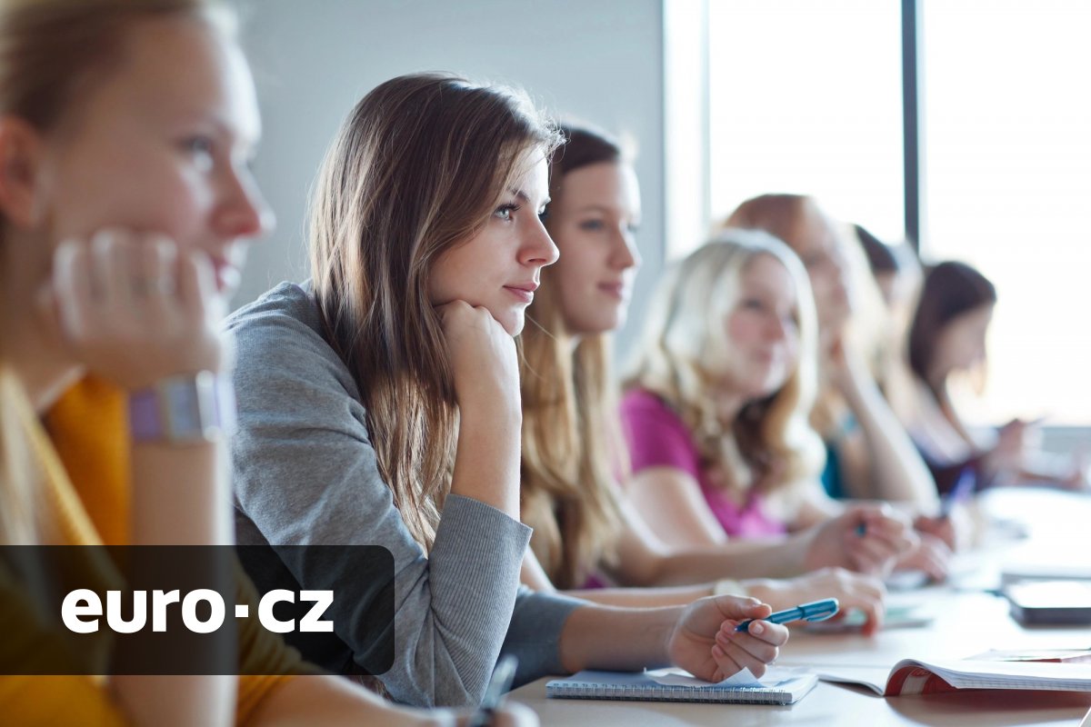 Udělat si „vejšku“ se finančně vyplatí. Člověk s diplomem má po 10 letech v práci o polovinu vyšší mzdu než středoškolák, ukazuje průzkum