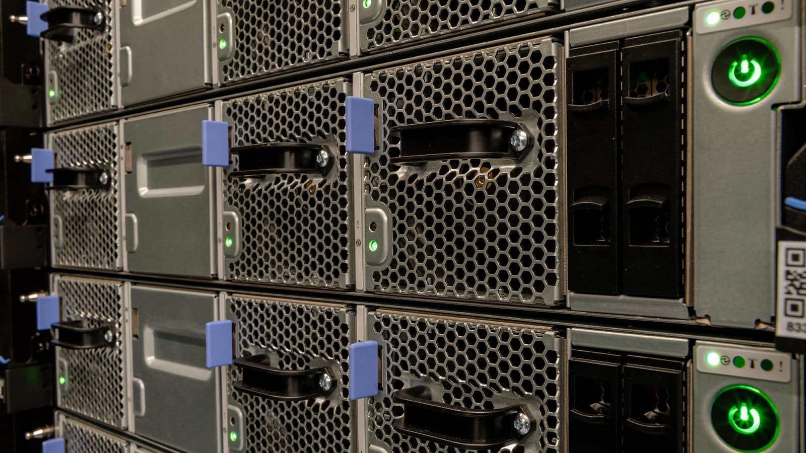 Každý uzel disponuje 512 GB DDR4 paměti a 1,6TB flash úložištěm. Uvnitř vše propojují sběrnice PCI Express 4.0 a NVlink 2.0.