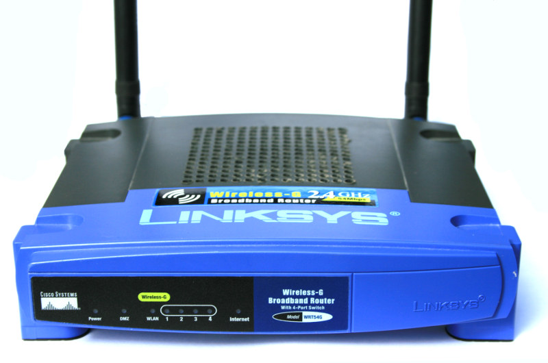 Mnoho různých Wi-Fi routerů můžete vylepšit tak, že do nich nainstalujete Linux. Existují různé distribuce jako OpenWRT, DD-WRT či HyperWRT. Získáte tak plnohodnotný linuxový router, na který si můžete doinstalovat mnoho různých aplikací včetně BitTorrent klienta, VoIP ústředny nebo třeba web server.