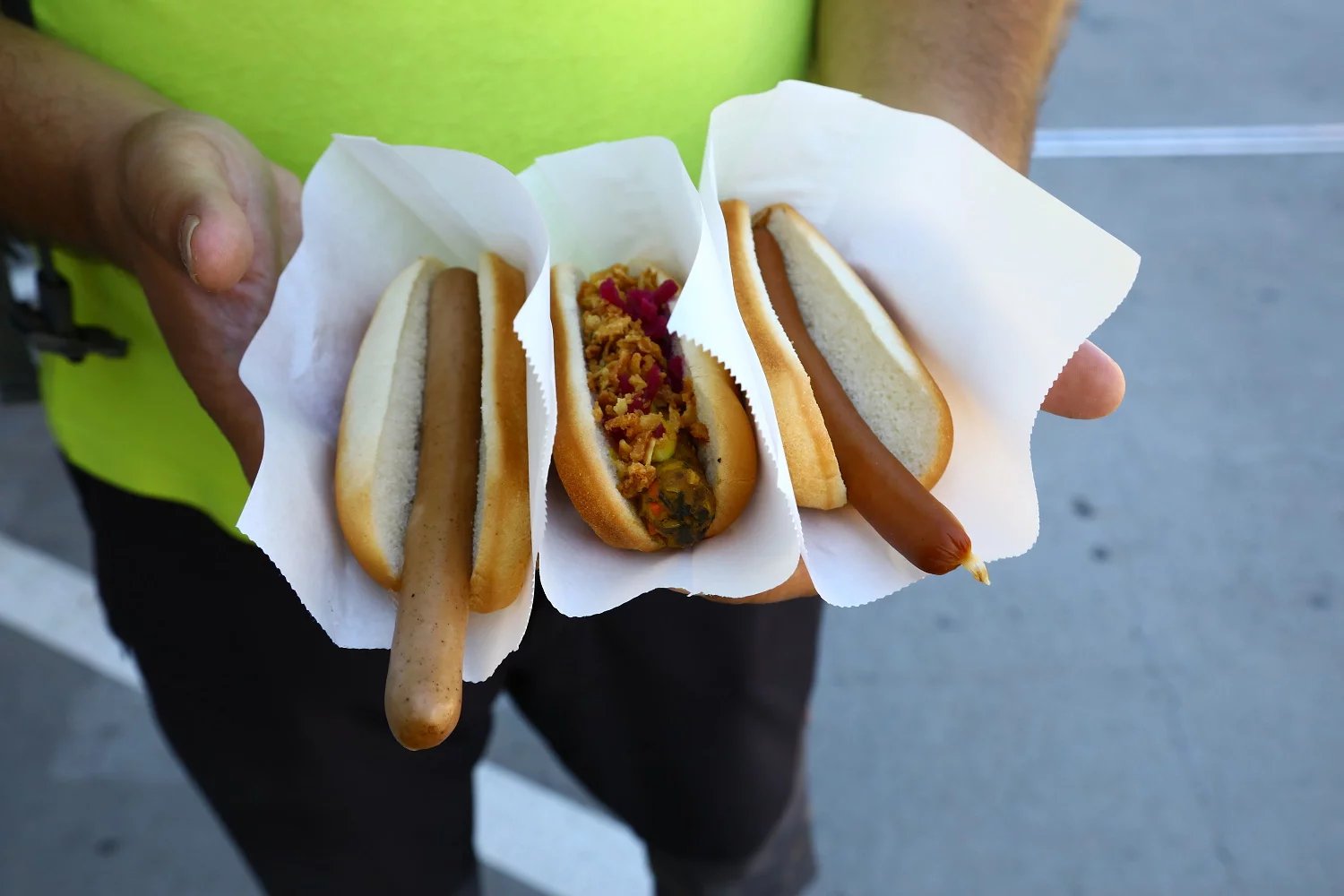 Zleva: Hot dog nemasový, vegetariánský a masový