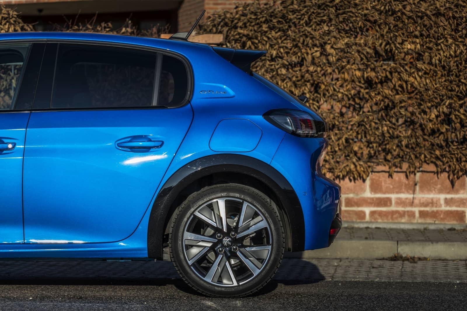 2020-01-Peugeot208032.jpg
