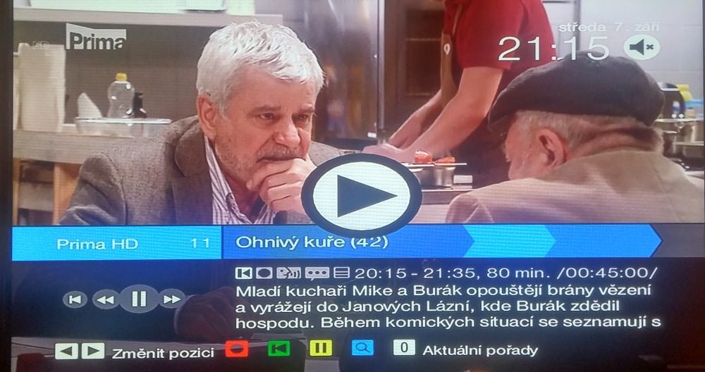 Zmáčknutí OK ve Zpětném zhlédnutí. Opakovaným stlačováním šipky vpravo se skokově posouváte po pořadu. A přeskakujete reklamu...