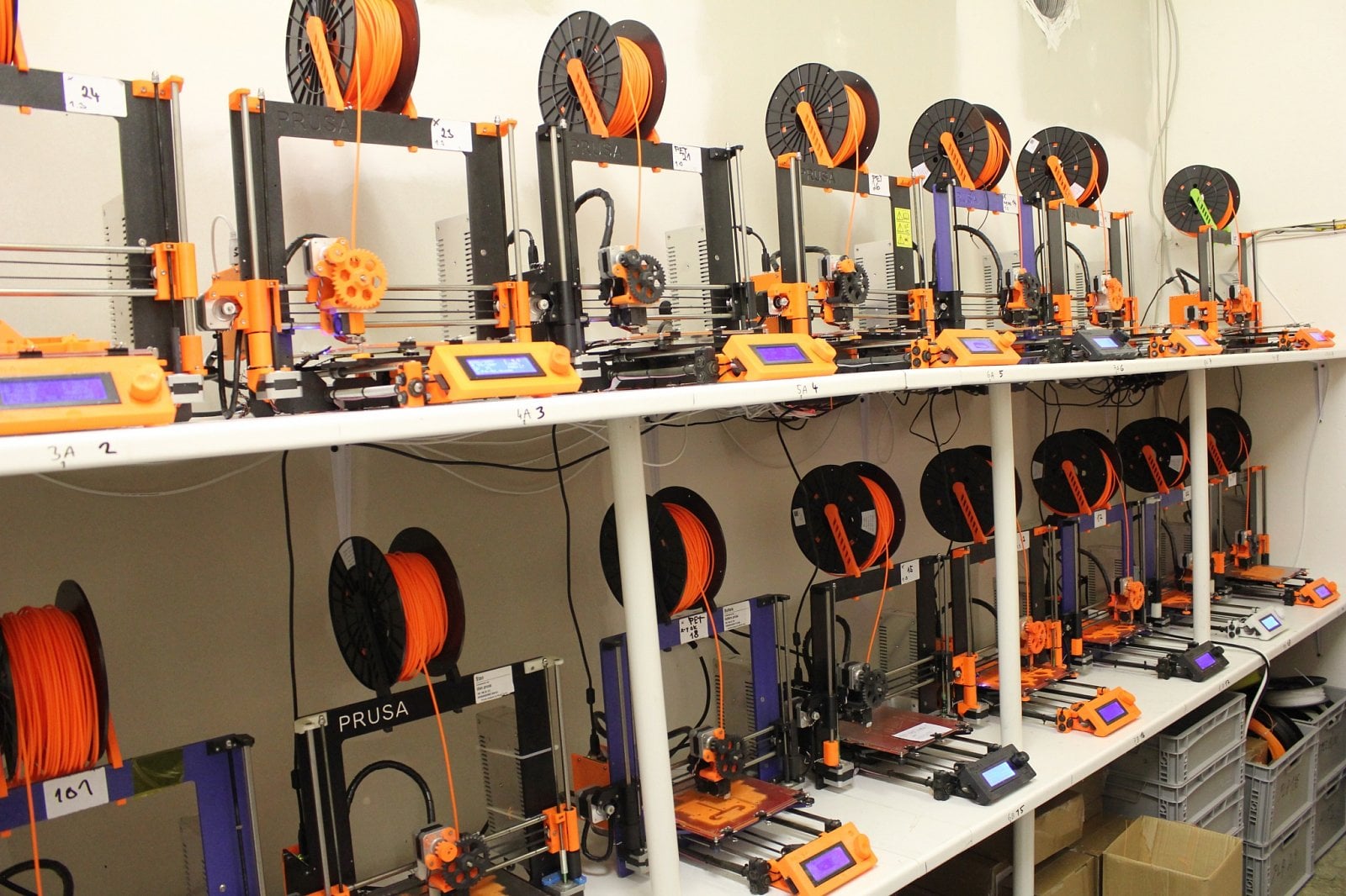 Pracuje tu současně na čtyřicet 3D tiskáren.