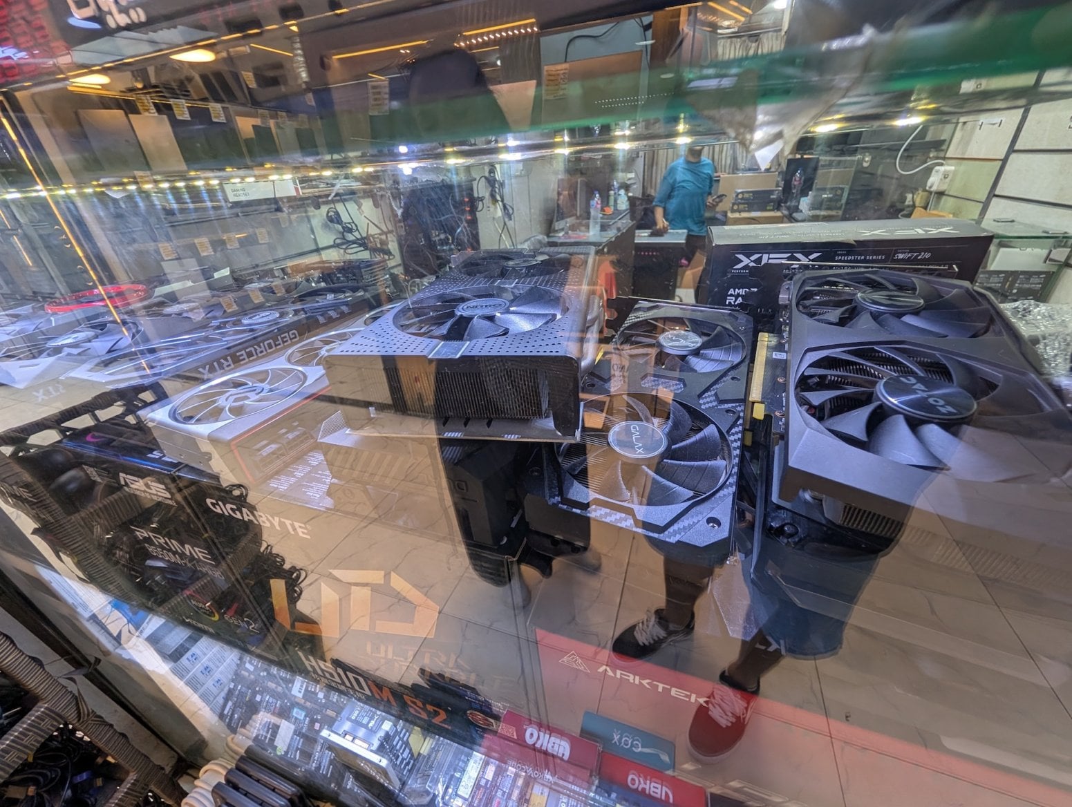 Počítačové a elektronické tržiště Al Boustan v Káhiře v Egyptě