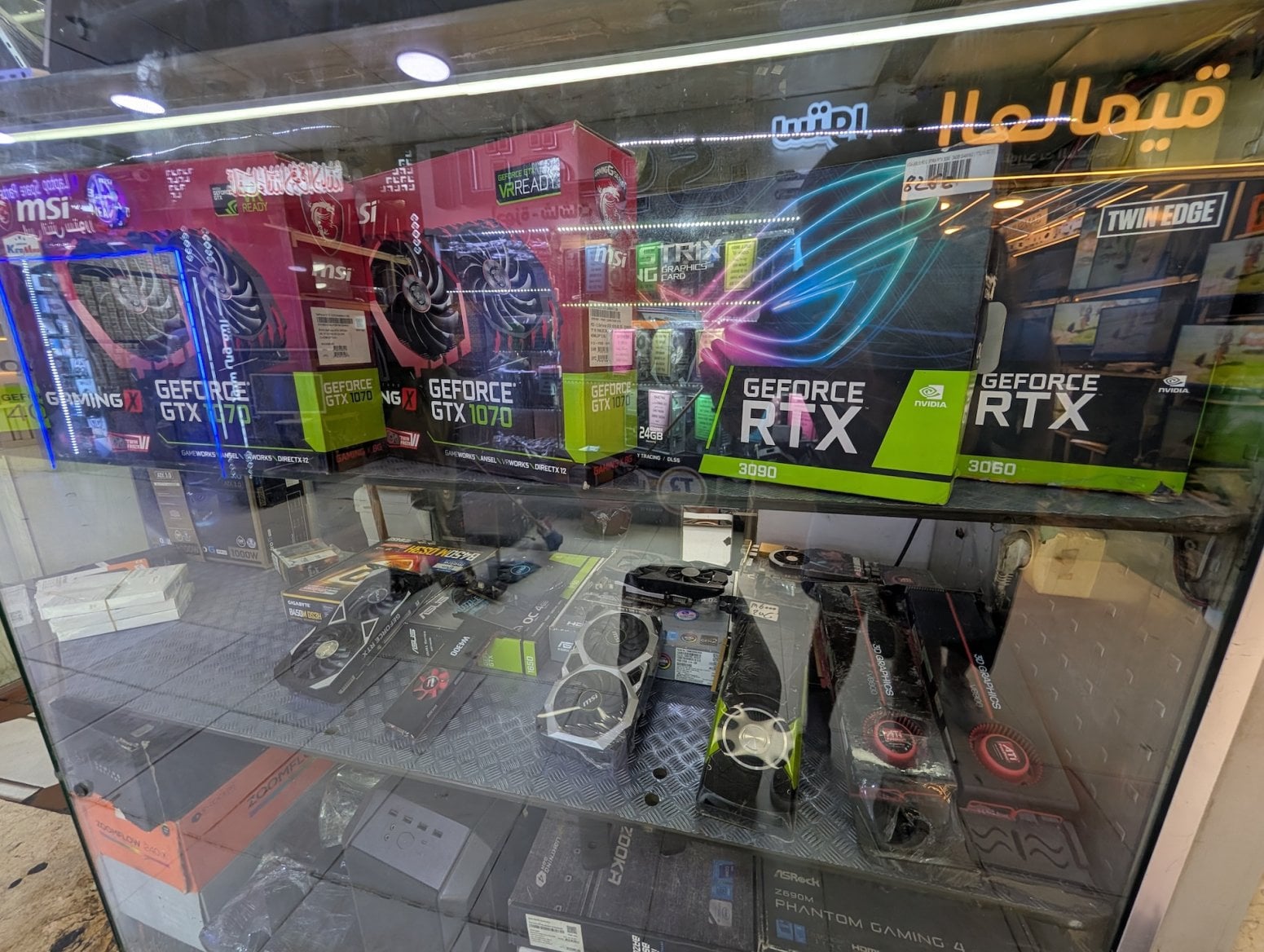 Počítačové a elektronické tržiště Al Boustan v Káhiře v Egyptě