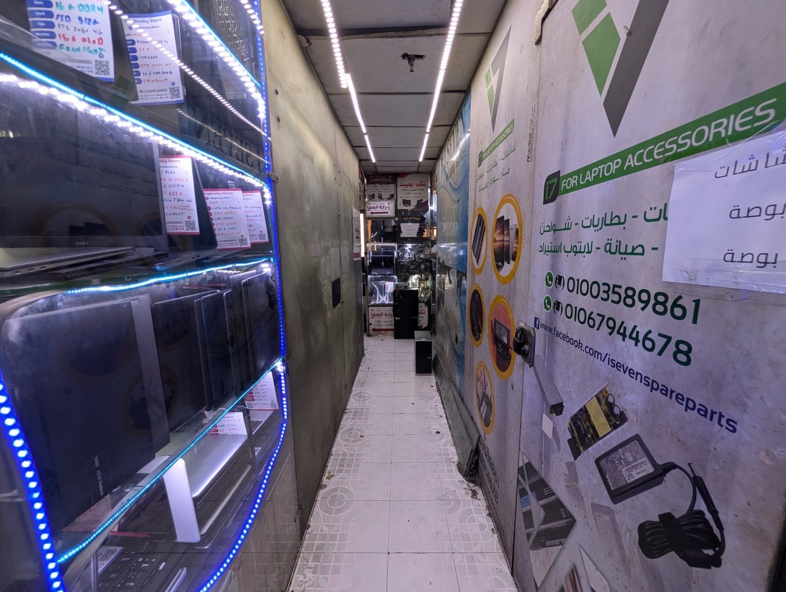 Počítačové a elektronické tržiště Al Boustan v Káhiře v Egyptě