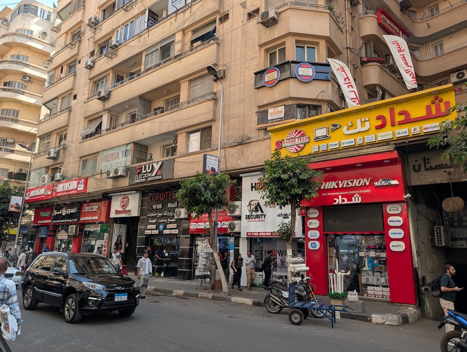 Počítačové a elektronické tržiště Al Boustan v Káhiře v Egyptě