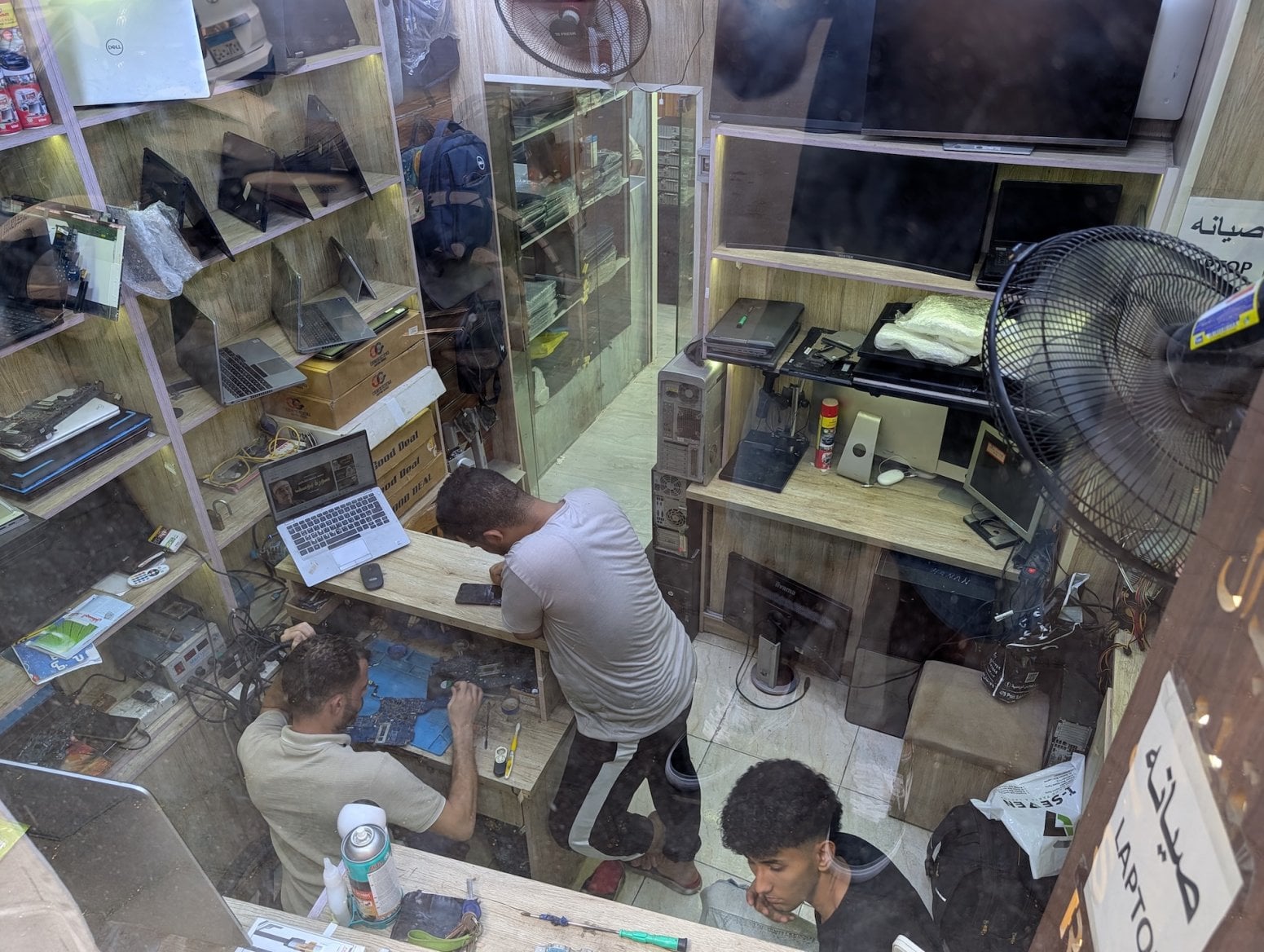 Počítačové a elektronické tržiště Al Boustan v Káhiře v Egyptě